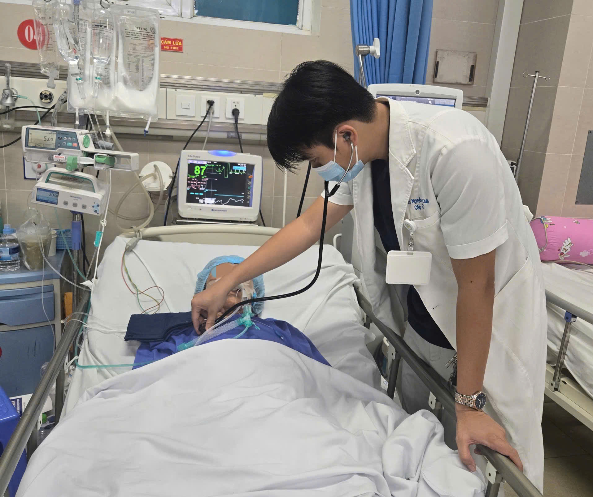 Suýt tử vong vì ngộ độc methadone